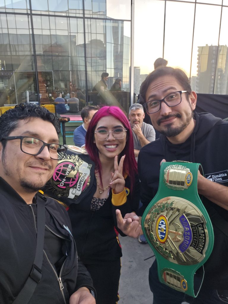 Edson Valdivia y Fernando Navarro junto a La Catalina de México, luchadora y campeona en Tour Nocturno