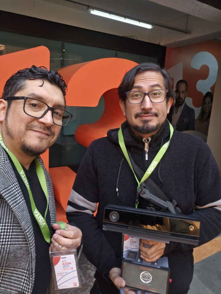 Edson Valdivia y Fernando Navarro en Canal 13 con equipo Kinect para investigación paranormal de Tour Nocturno
