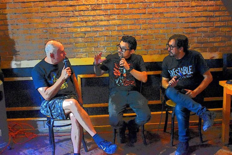 El Féretro Podcast con Rolando Ramos, Edson Valdivia y Fernando Navarro conversando sobre misterio, música y cultura oscura