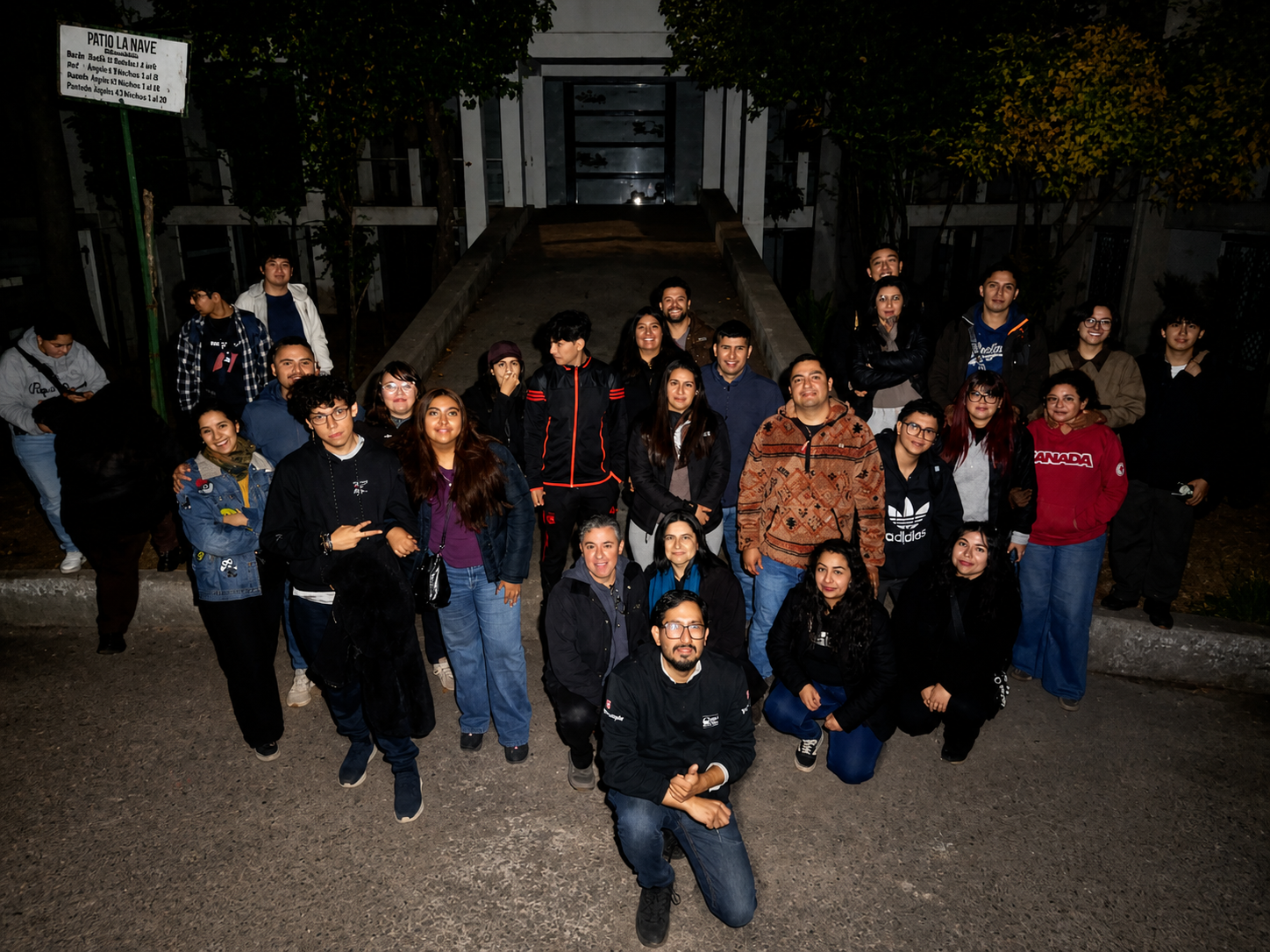 Tour Historias de Cementerio Católico guiado por Edson Valdivia en mayo de 2026