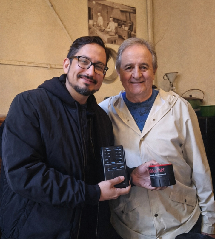 Edson Valdivia junto a Jorge Hevia investigando el Palacio Larraín para TVN