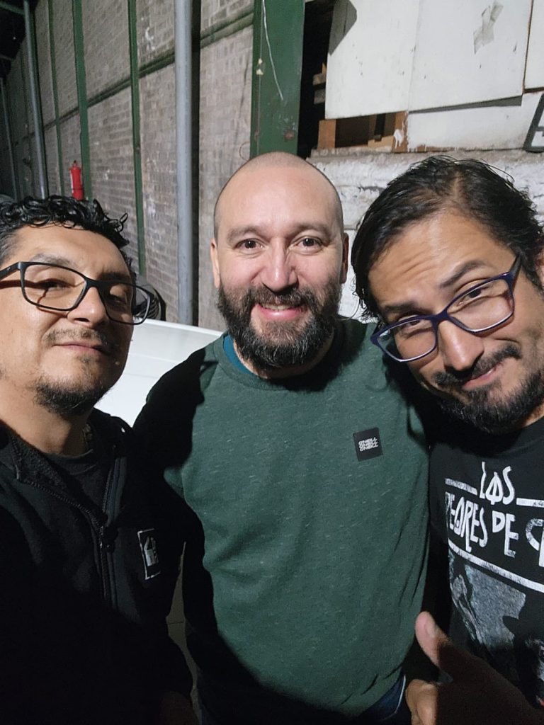 Edson Valdivia y Fernando Navarro junto a Pape Salazar de Radio Activa en Funeraria Carrasco Hermanos